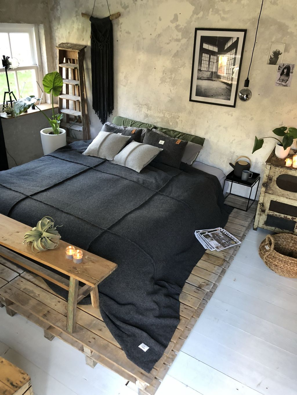 20+ Amazing Bedroom Pallet Design Ideas - HOMYRACKS
