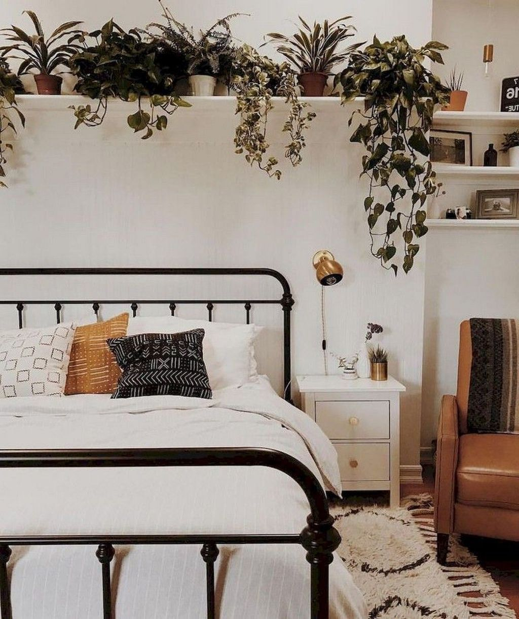 30+ Best Small Bedroom Decorating Ideas For Fisrt Apartment - HOMYRACKS